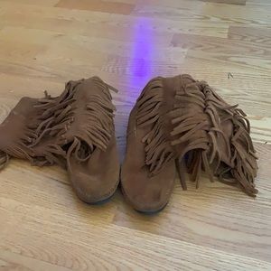 Minnetonka moccasin fringe boots - size 7
